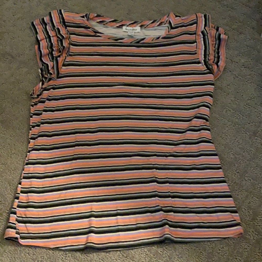 It’s a love fine shirt, and XS and a pretty shirt!